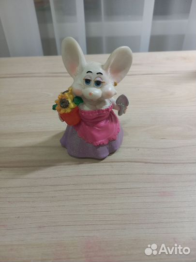 Статуэтки и копилка