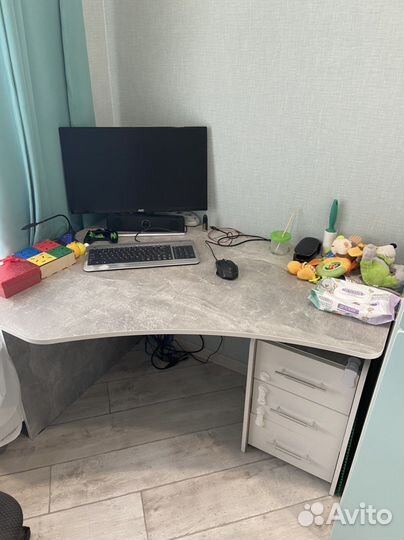 Угловой компьютерный стол