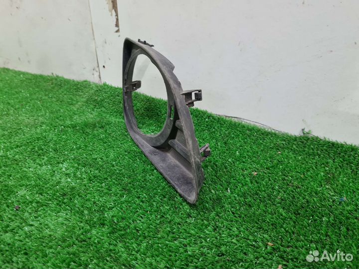 Рамка противотуманной фары правой Toyota Camry V40