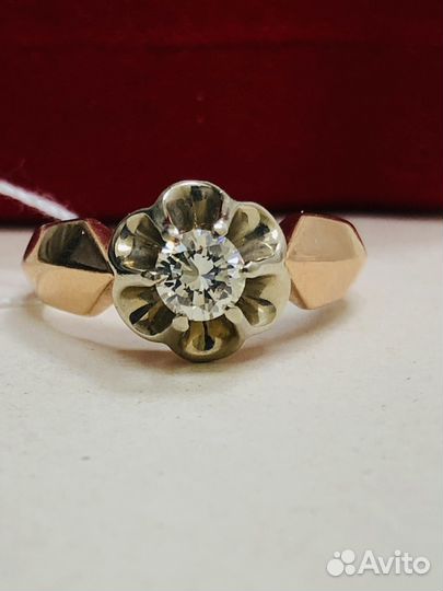 Золотое кольцо с бриллиантом