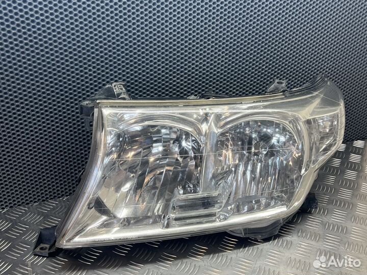 Фара левая Toyota LC200