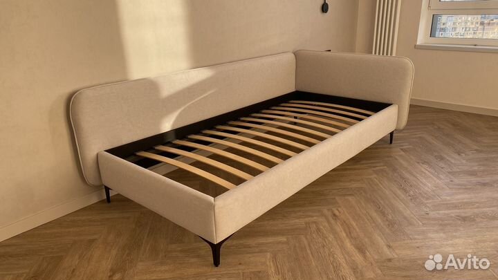 Детская кровать с мягкой спинкой