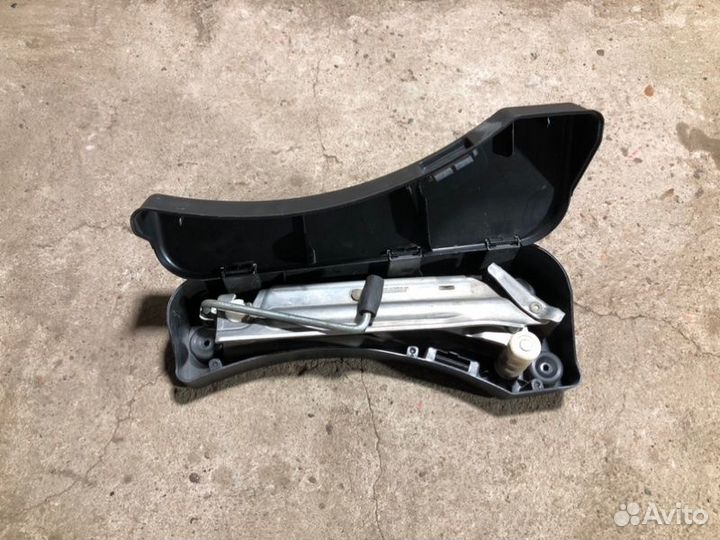 Домкрат Audi A8 D3 6.0W12BTH 2005