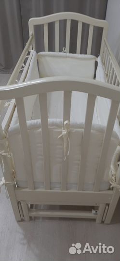 Детская кроватка с маятником