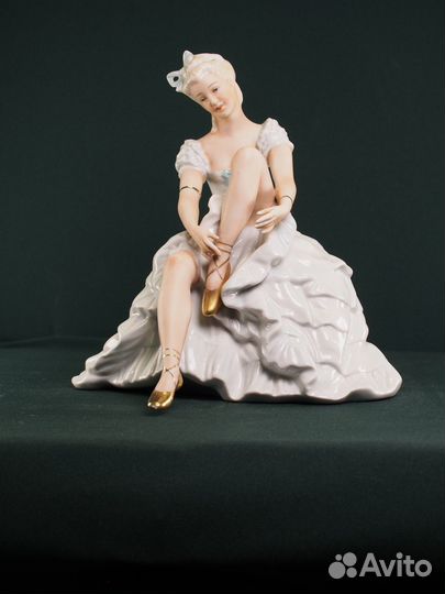 Фарфоровая статуэтка 