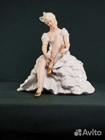 Фарфоровая статуэтка 