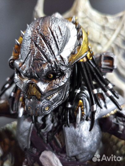 Фигурка Король Хищник на троне (King Predator)