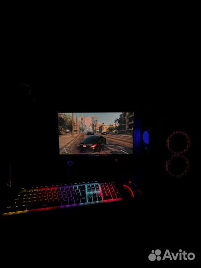 Мощный игровой компьютер с монитором