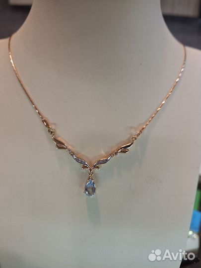 Золотое колье с топазом