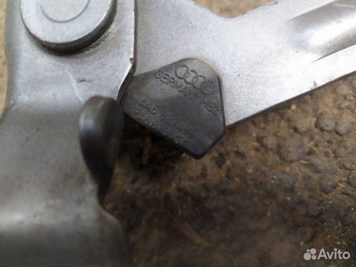 Петля крышки багажника Audi A6 C4 2.8 1994-1996