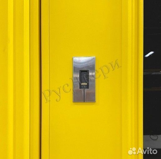 Желтая уличная входная дверь новая для дома