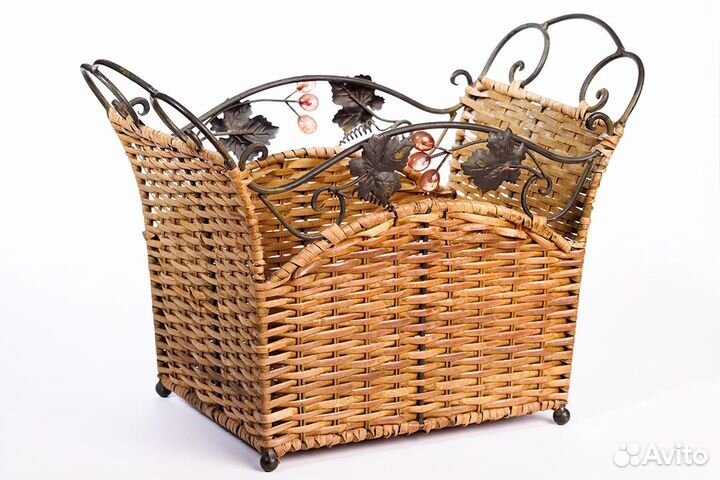 Корзина плетеная винтажная с кованым орнаментом