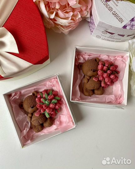 Шоколадный мишка с букетом