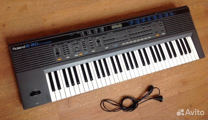 Продаю винтажный синтезатор roland-E20