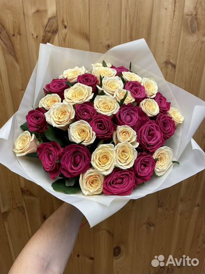 31 роза микс 60 см кремовой и малиновой розы
