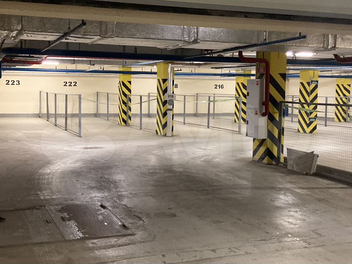 Машиноместо, > 30 м²