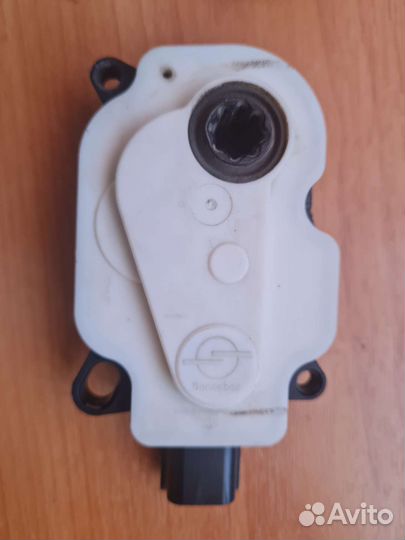 Исполнительное устройство жалюзи радиатора