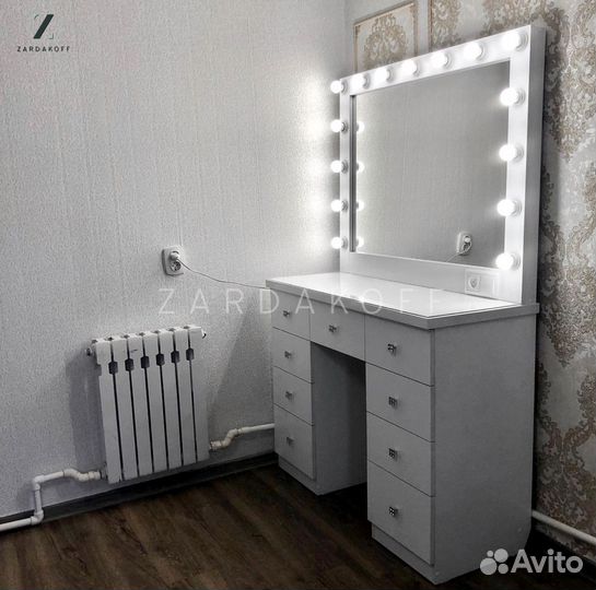 Туалетный столик и гримерное зеркало с подсветкой