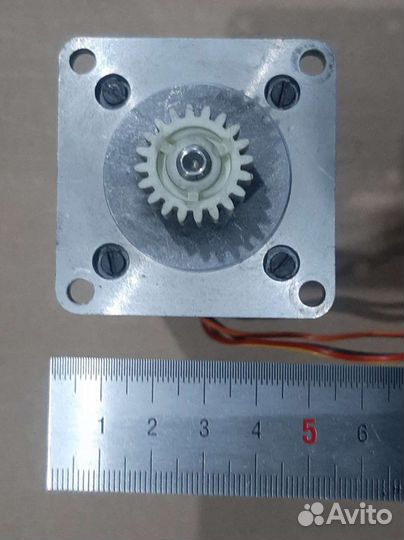 Шаговый двигатель