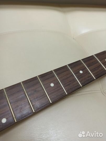 Гриф от баса с колками