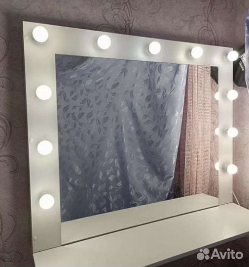 Гримерное зеркало с лампочками