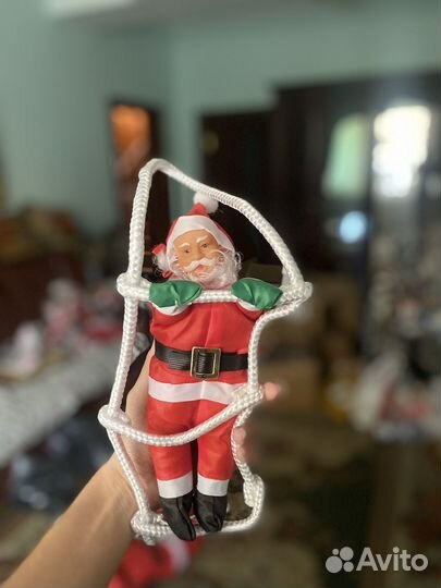 Дед мороз на веревке, лестнице