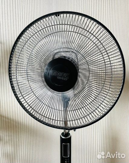 Вентилятор напольный bork в рабочем состоянии