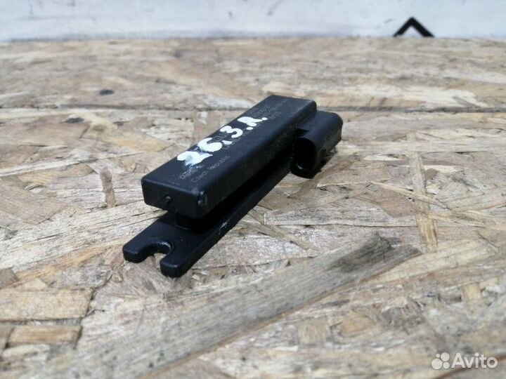 Антенна задняя правая Land Rover Range Rover Velar