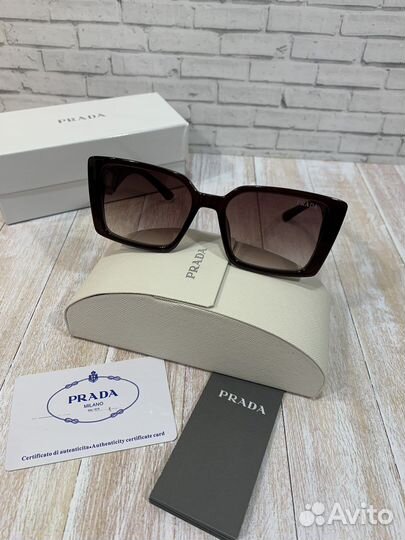 Солнцезащитные очки Prada