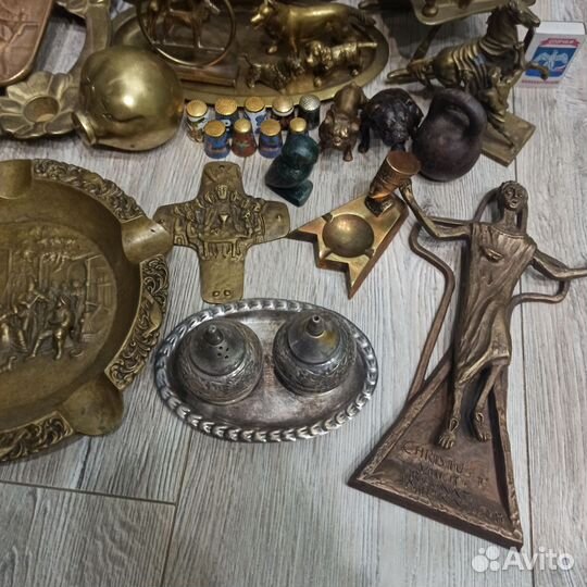 Статуэтки из бронзы, много