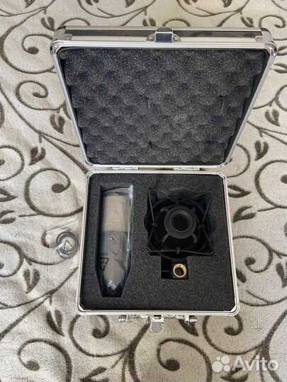 Студийный конденсаторный микрофон AKG P420