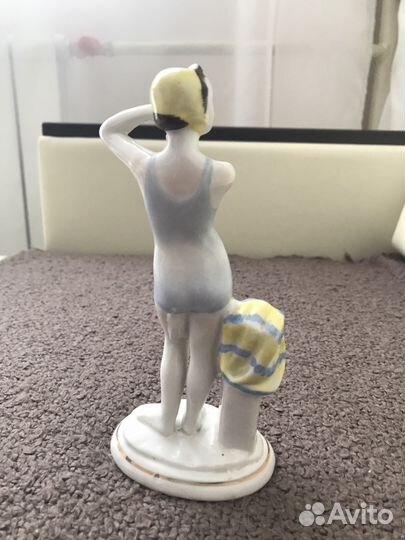 Фарфоровая статуэтка Юная Купальщица