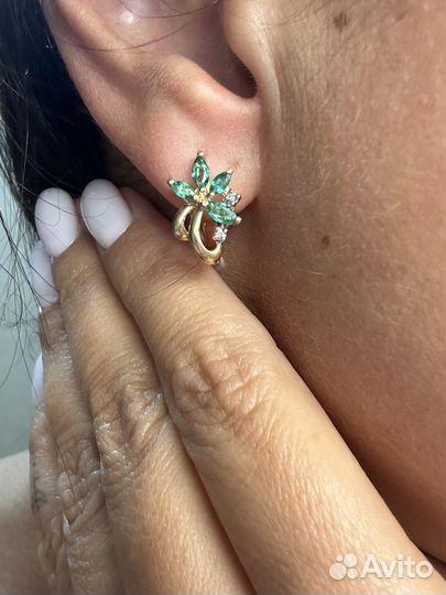 Золотые серьги с бриллиантами и изумрудами