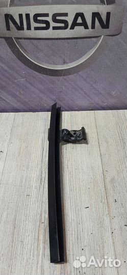 Направляющая стекла Nissan teana J32 Лев