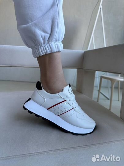 Кроссовки женские