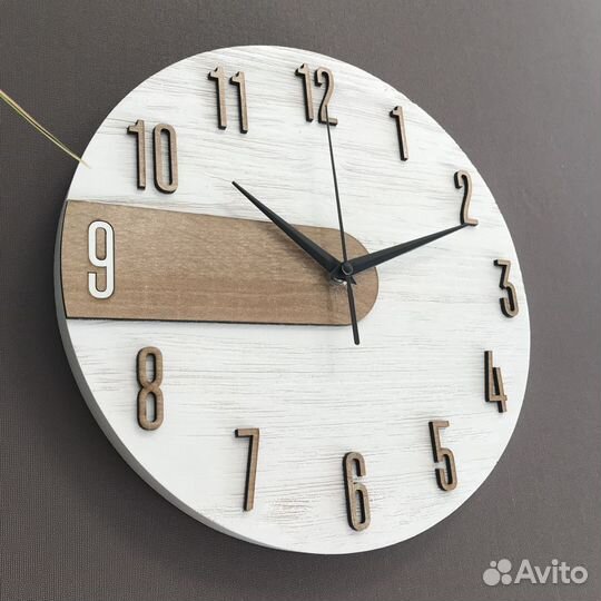 Часы настенные белые с брашированием круглые