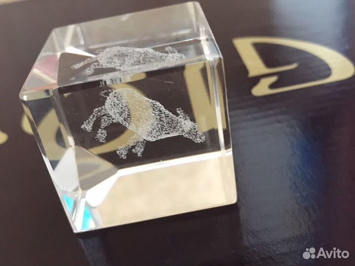 Сувенир из оптического стекла с объемным изображен