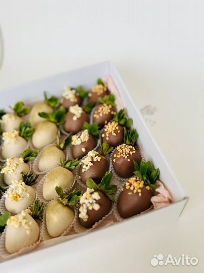 Букет с цветами из клубники в шоколаде