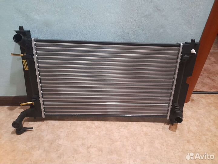 Радиатор охлаждения двигателя Tayota corolla