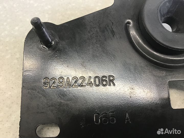 Кронштейн (сопут. товар) Nissan Terrano III (D10)