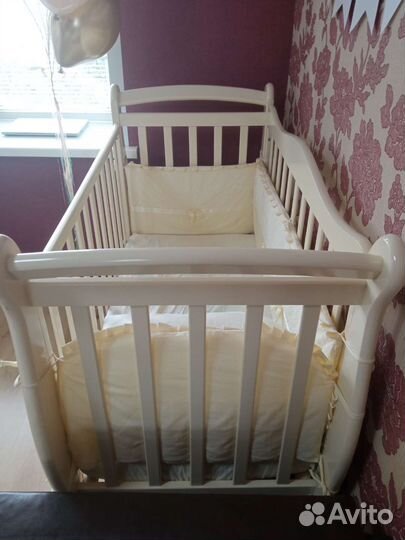 Детская кроватка с маятником