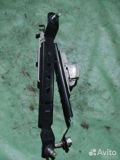 Механизм регулировки высоты ремня безопасности