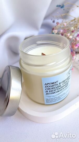 Подарок девушке со свечей и кулоном из смолы