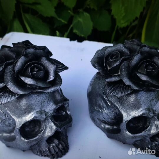 Серебряный череп с розами