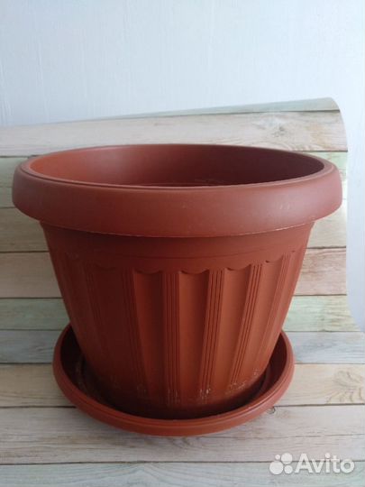 Большой цветочный горшок