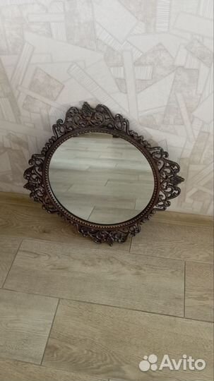Зеркало настенное в металлической раме