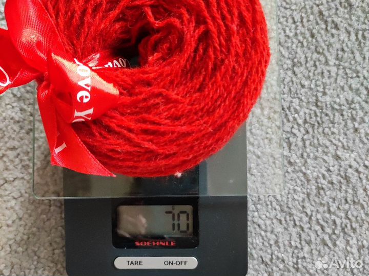 Красная шерстяная пряжа