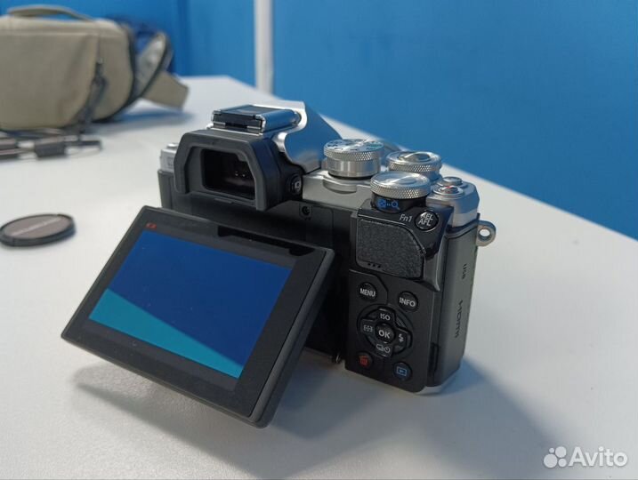 Olympus OM-D E-M10 Mark III Kit + карта памяти