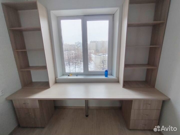 Письменный стол для ученика у окна с полками