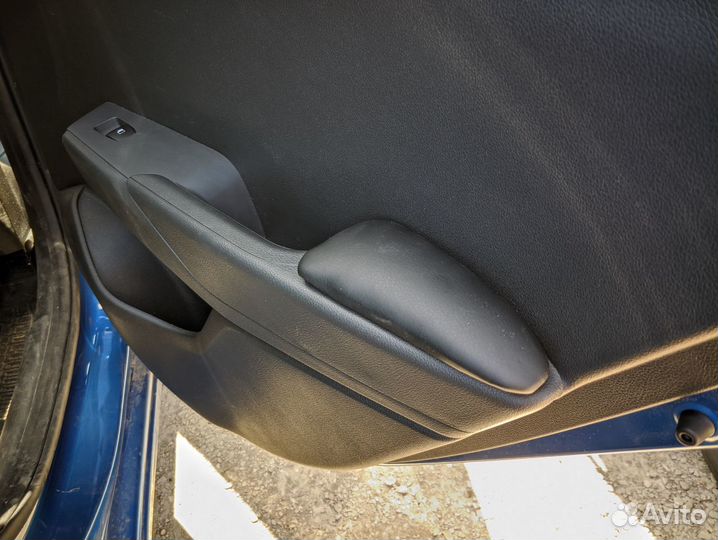 Подлокотники на задние двери hyundai solaris 2017